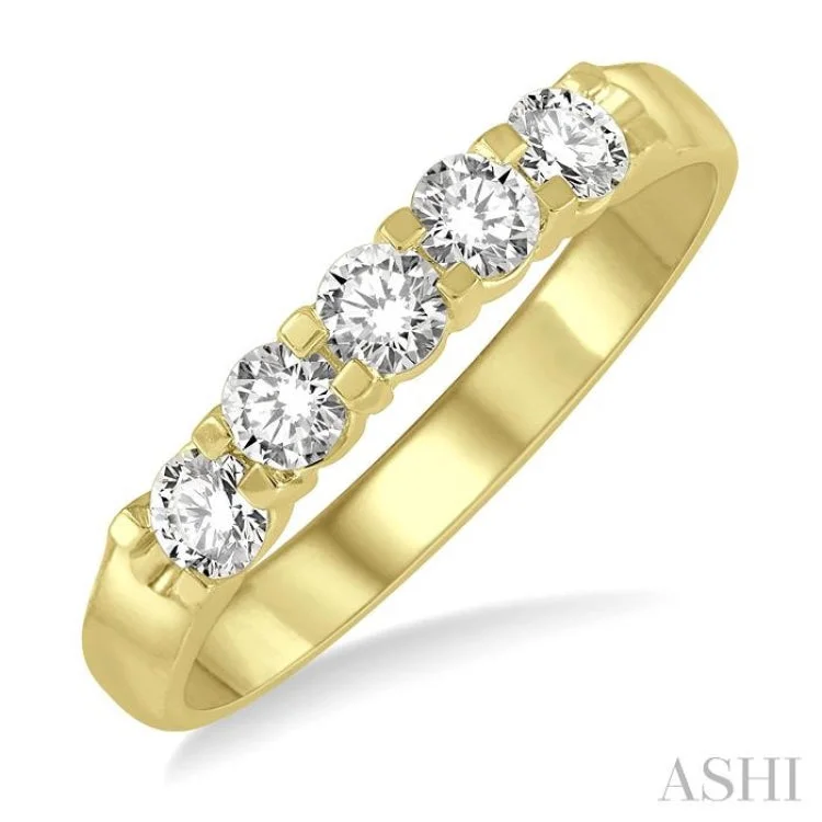 1/2 ctw 5Stones Round Cut Diamond Wedding Band in 14K Yellow Gold