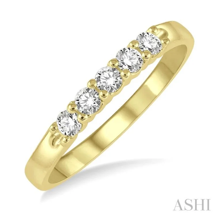 1/4 ctw 5Stones Round Cut Diamond Wedding Band in 14K Yellow Gold