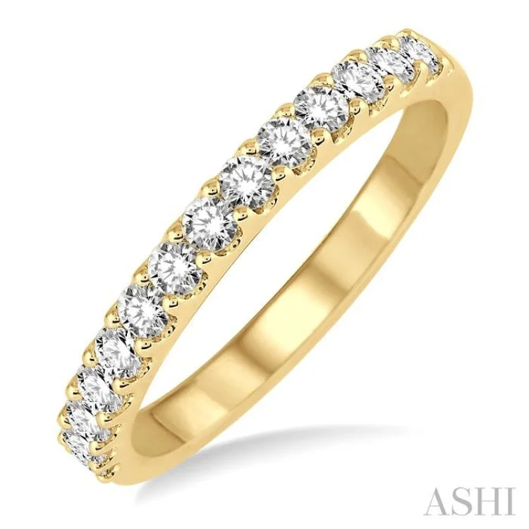 1/2 Ctw Round Cut Diamond Wedding Band in 14K Yellow Gold