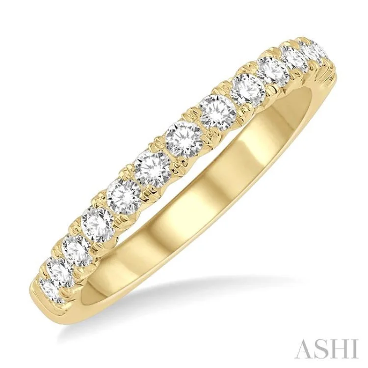 1/2 Ctw Round Cut Diamond Wedding Band in 14K Yellow Gold