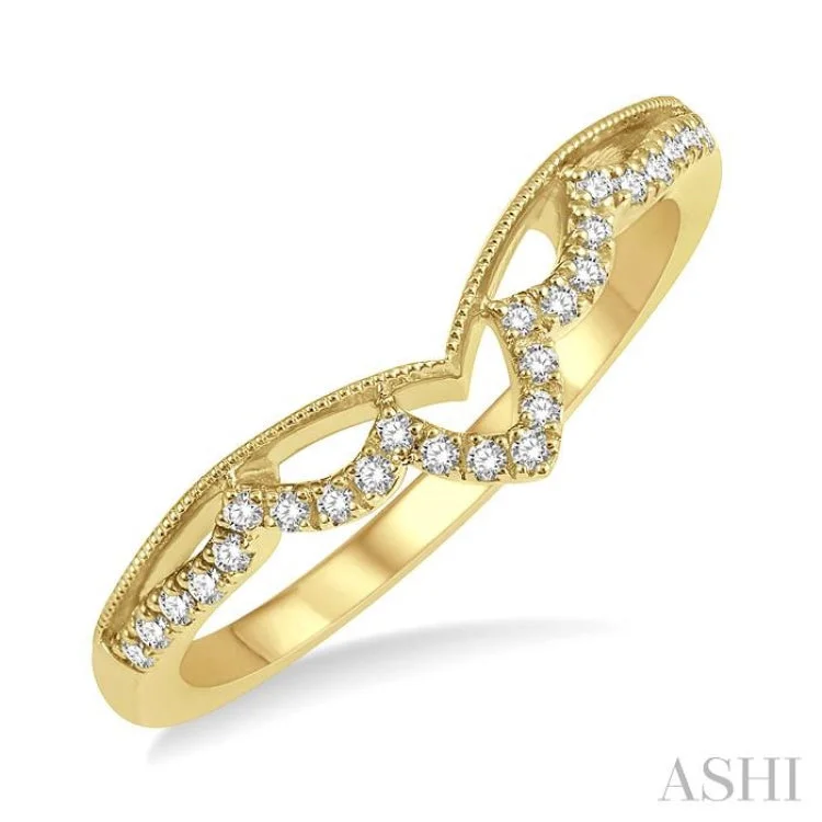 1/8 ctw Milgrain Chevron Center Scallop Base Round Cut Diamond Wedding Band in 14K Yellow Gold