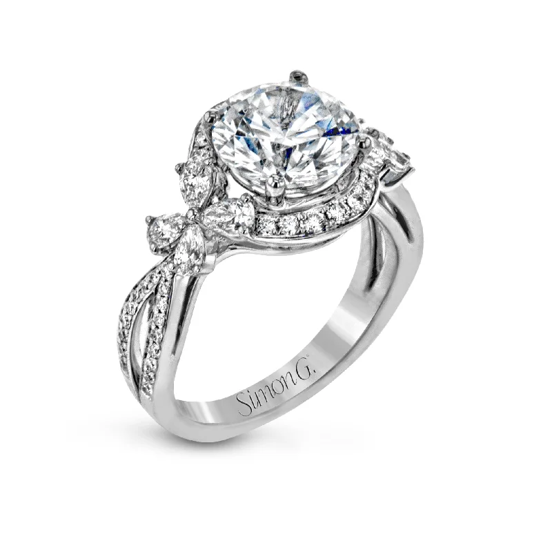 Round-cut Halo Engagement Ring in 18k Gold with Diamonds