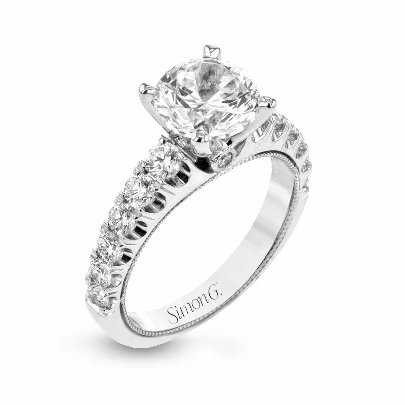 Round-Cut Engagement Ring In 18k Gold With Diamonds