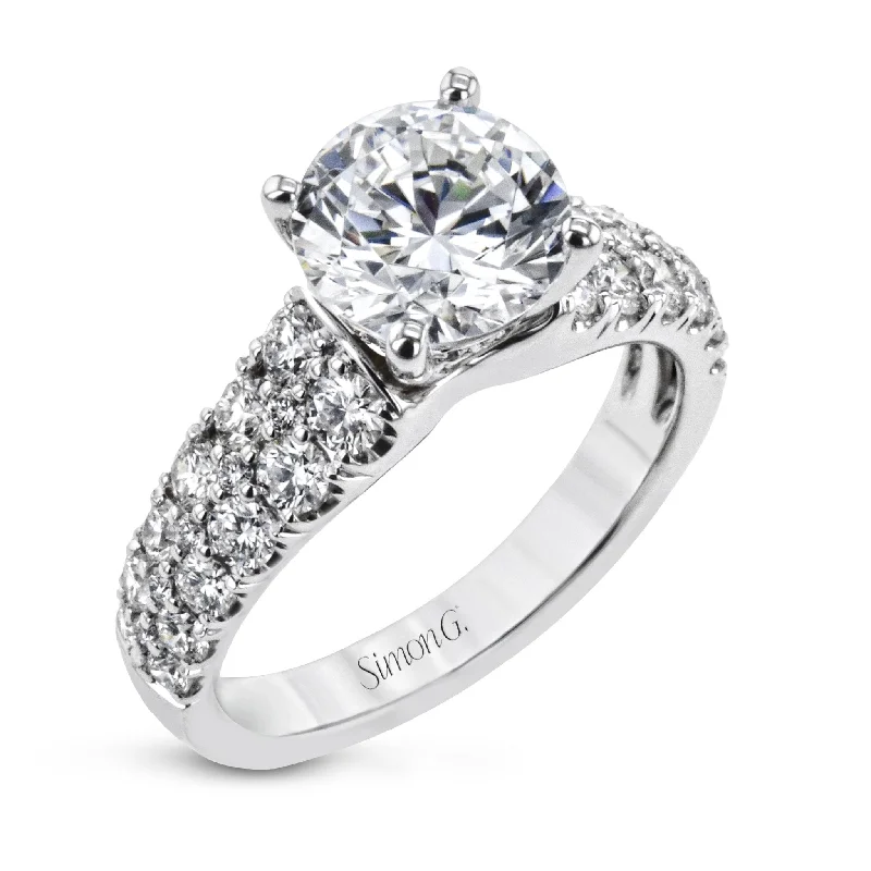 Round-Cut Engagement Ring In 18k Gold With Diamonds