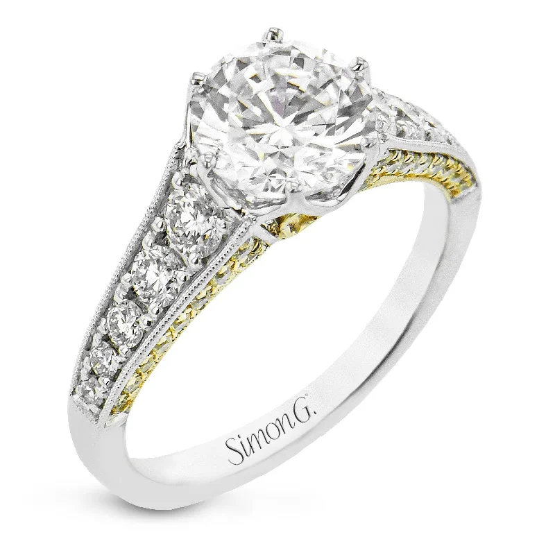 Round-Cut Engagement Ring In 18k Gold With Diamonds