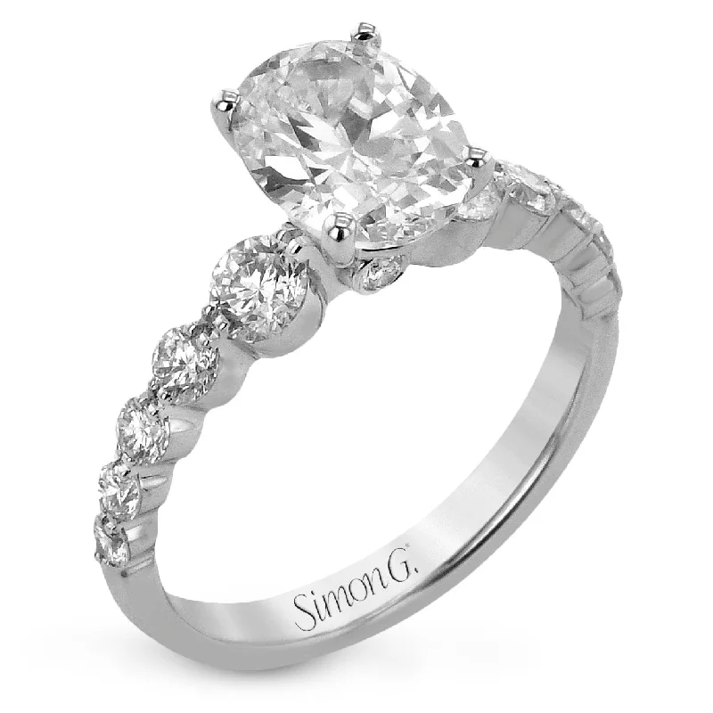 Oval-cut Engagement Ring in 18k Gold with Diamonds