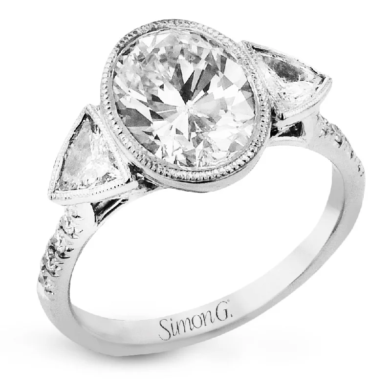 Oval-cut Three-stone Engagement Ring in 18k Gold with Diamonds