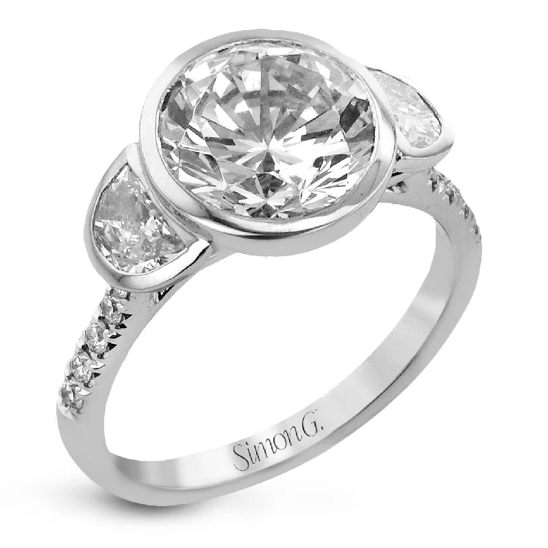 Round-cut Three-stone Engagement Ring in 18k Gold with Diamonds