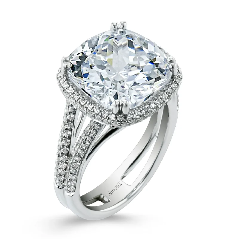 Cushion-cut Halo Engagement Ring in 18k Gold with Diamonds