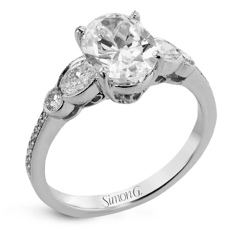 Oval-cut Engagement Ring in 18k Gold with Diamonds