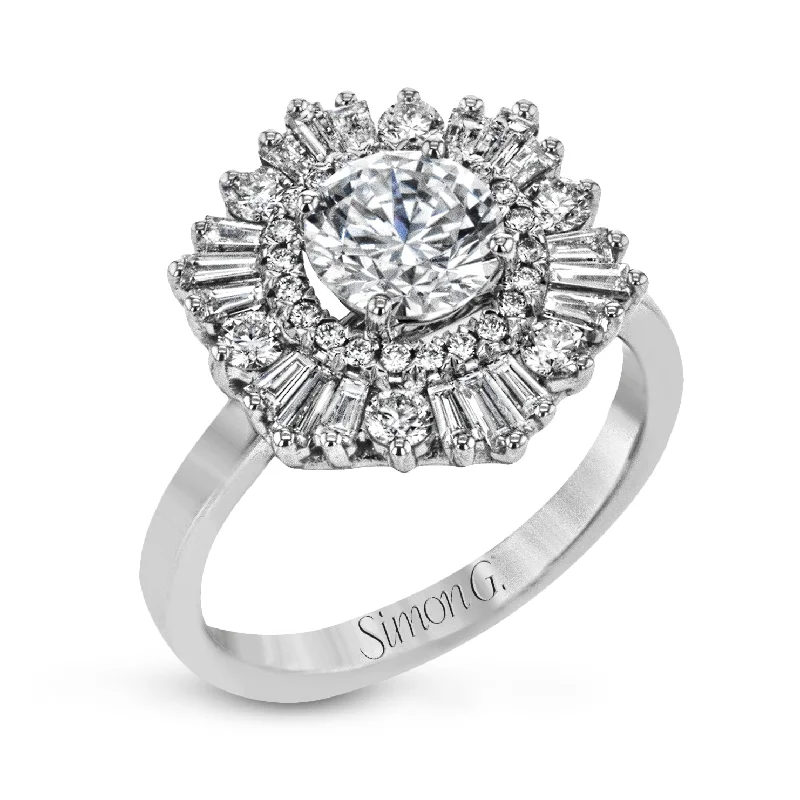 Round-cut Halo Engagement Ring in 18k Gold with Diamonds