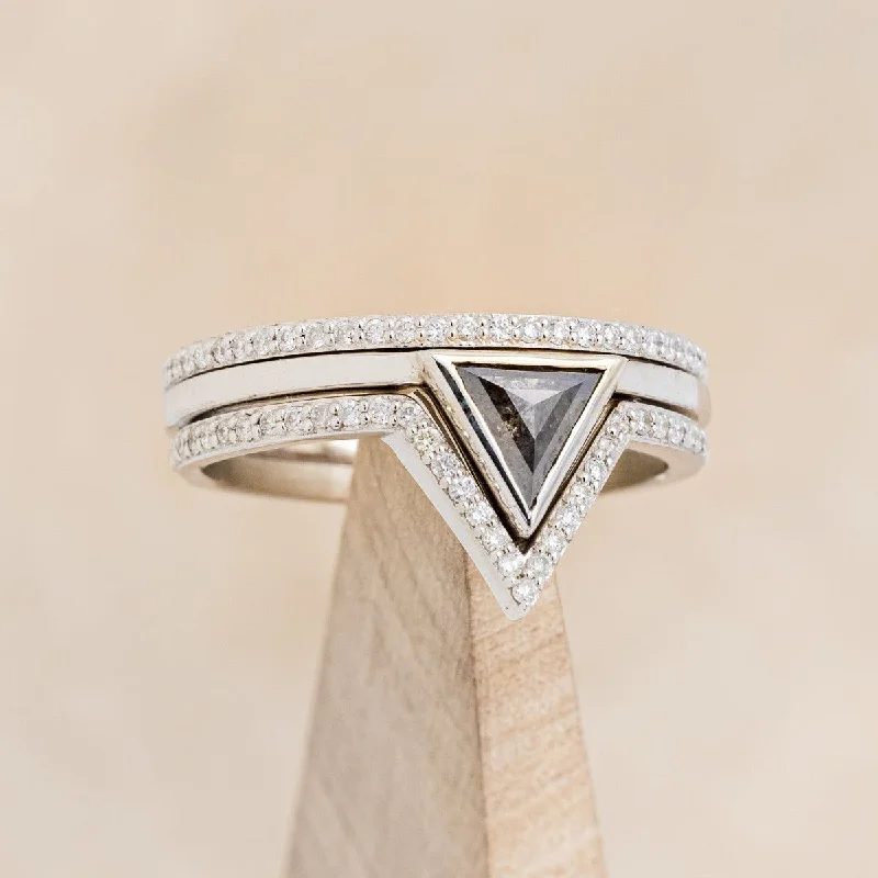 "JENNY FROM THE BLOCK" - BRIDAL SUITE - SALT & PEPPER DIAMOND WITH V-SHAPED DIAMOND TRACER