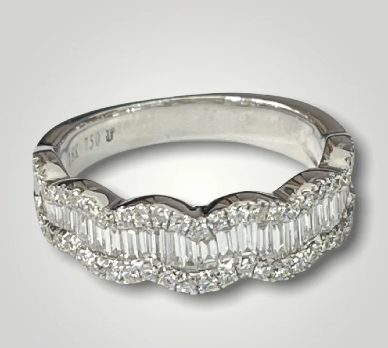 Single Row Baguettes Diamond Wavy Ring 18kt White Gold